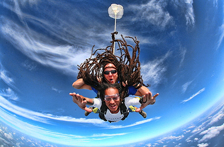 Walter Medina skydiving with his dreads flying!!!