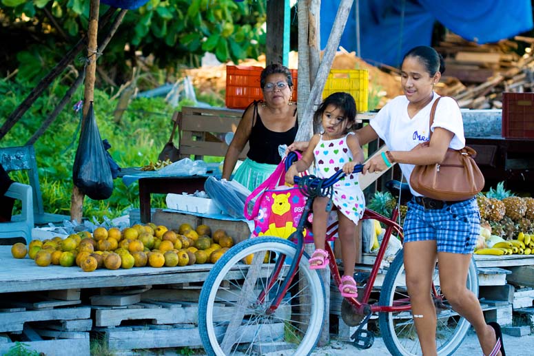 Making their way through San Pedro, mom and her daughter on a bike