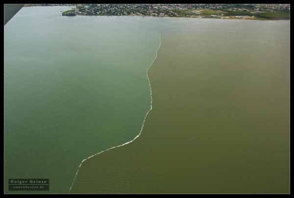 Where Belize River meets the Caribbean Sea. Guess which one is which. - Hier trifft der Flu auf's Meer. Was ist wohl was?
