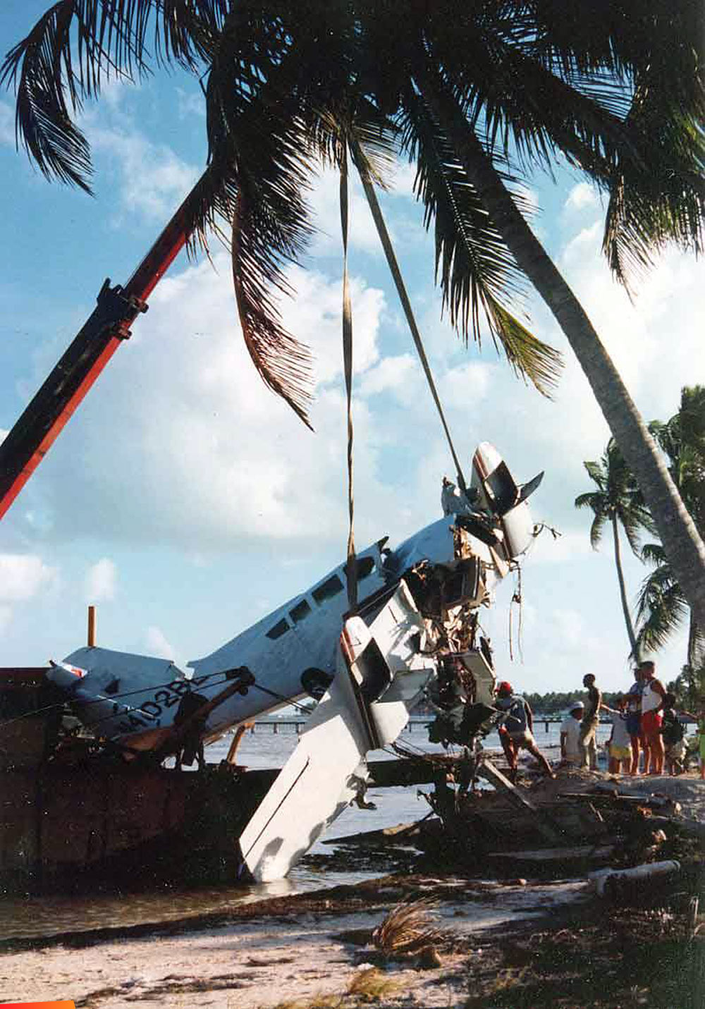 Plane crash along the shore in front of Victoria House in San Pedro, spring 1991