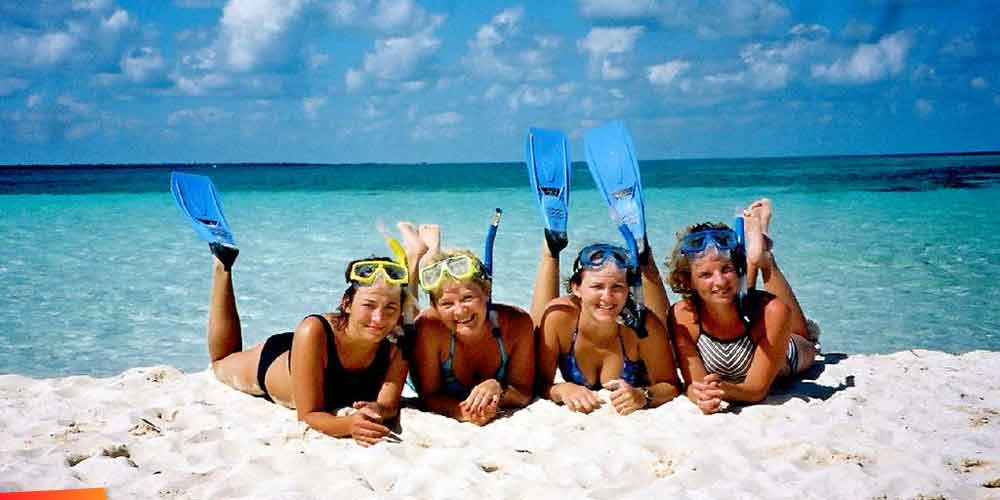 Girls snorkeling squad :: 