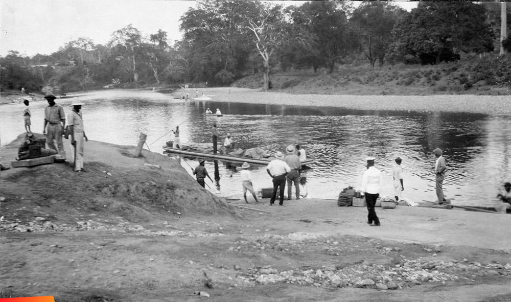 Pitpans on the Rio Belize at El Cayo just before leaving for Belize City, 1923