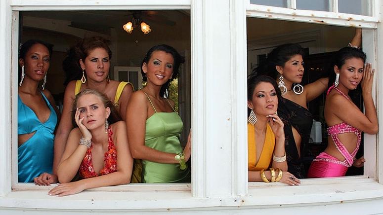 2008 La Reina de la Costa Maya International pageant delegates looking out the window