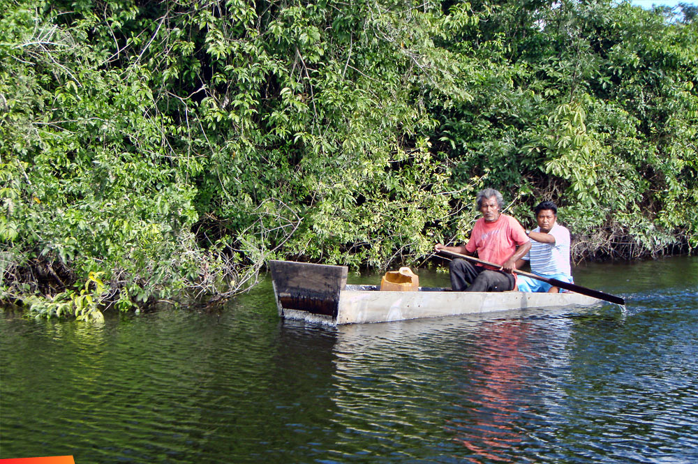 Fishermen in a flat-bottomed boat on the New River (January 2008)